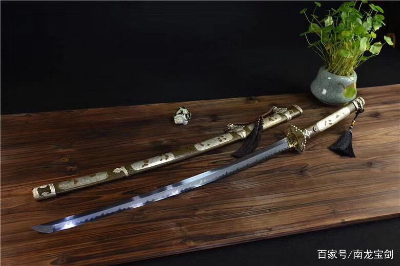 ‘IM电竞平台’欧国联打得火热,老爷爷看台上潜心读书(图3) IM电竞平台